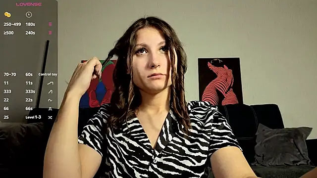 Snapshot of TrixiBell chatting on 11.27.25 TrixiBell online show from 11.27.25