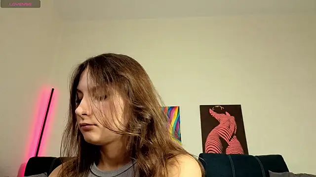 Snapshot of TrixiBell chatting on 11.28.25 TrixiBell online show from 11.28.25