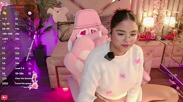 Snapshot of eimy_2 chatting on 10.17.25 eimy 2 online show from 10.17.25