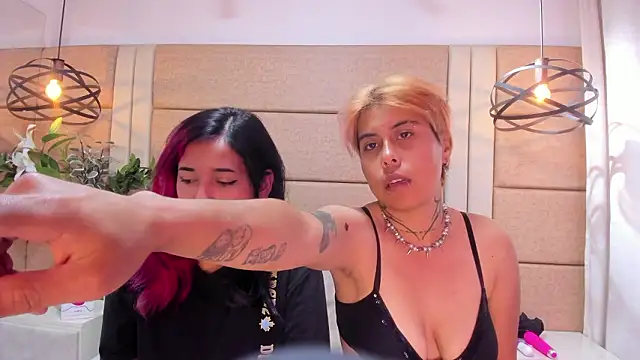 Snapshot of AnnieAndReach chatting on 01.19.26 AnnieAndReach online show from 01.19.26