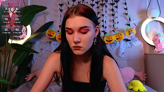 Snapshot of JenniferSullivan chatting on 11.01.25 JenniferSullivan online show from 11.01.25