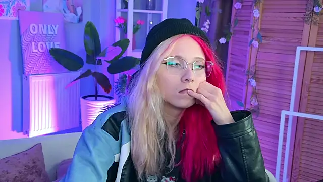 Snapshot of SakuraBliss chatting on 09.15.25 SakuraBliss online show from 09.15.25