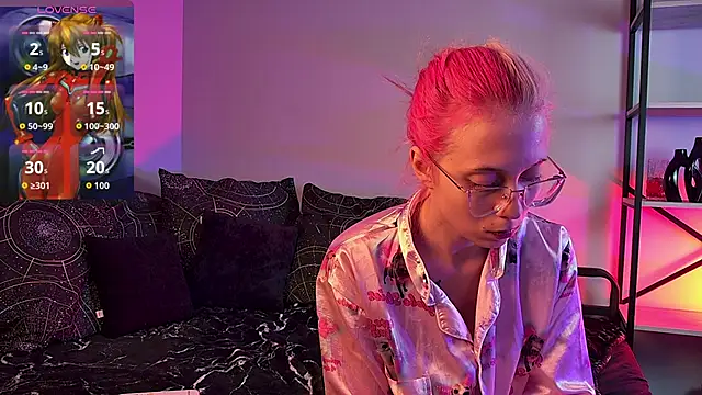 Snapshot of SakuraBliss chatting on 10.05.25 SakuraBliss online show from 10.05.25