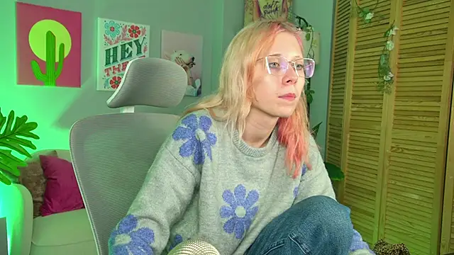 Snapshot of SakuraBliss chatting on 11.04.25 SakuraBliss online show from 11.04.25