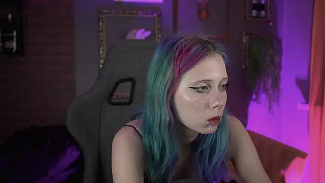 Snapshot of SakuraBliss chatting on 11.26.25 SakuraBliss online show from 11.26.25