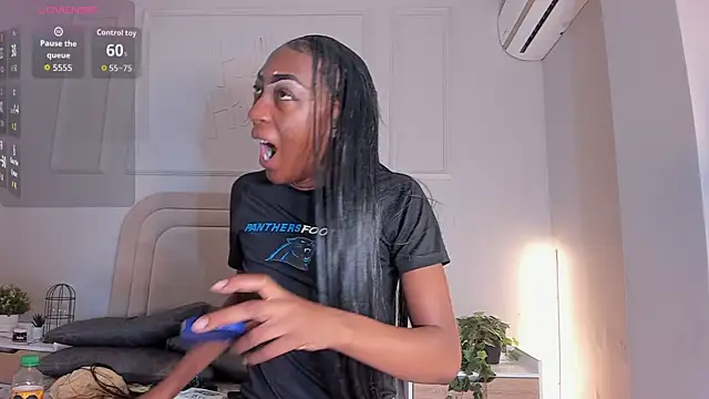 Snapshot of Anamonrroe chatting on 10.26.25 Anamonrroe online show from 10.26.25