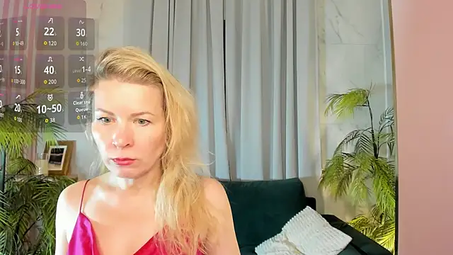 Julia Giulia online show from 04.19.26