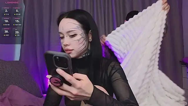 Snapshot of Somniyaa chatting on 11.26.25 Somniyaa online show from 11.26.25