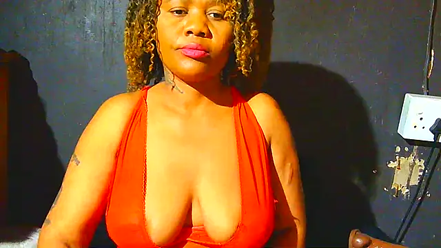 Snapshot of Augustine-Blooomxx chatting on 11.06.25 Augustine-Blooomxx online show from 11.06.25