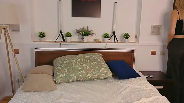 okerriella online show from 04.19.26