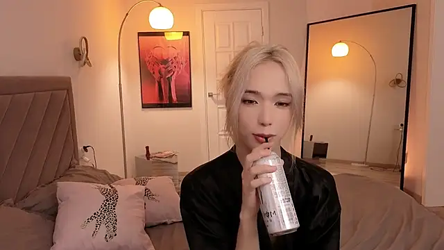 Snapshot of okerriella chatting on 05.28.26 okerriella online show from 05.28.26
