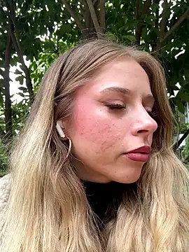 Snapshot of BabyAnais chatting on 10.10.25 BabyAnais online show from 10.10.25