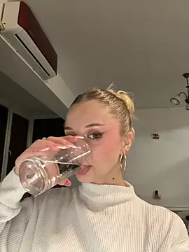 Snapshot of BabyAnais chatting on 11.08.25 BabyAnais online show from 11.08.25