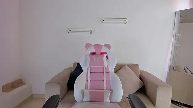 Snapshot of april_smiith chatting on 10.21.25 april smiith online show from 10.21.25