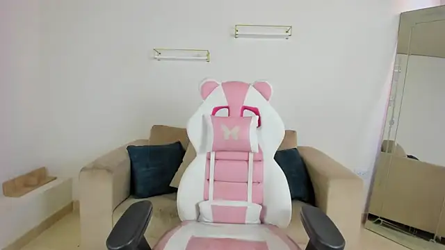 april smiith online show from 12.18.25