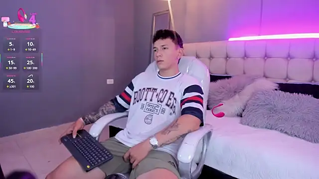 Snapshot of Thomas_moon chatting on 10.02.25 Thomas moon online show from 10.02.25