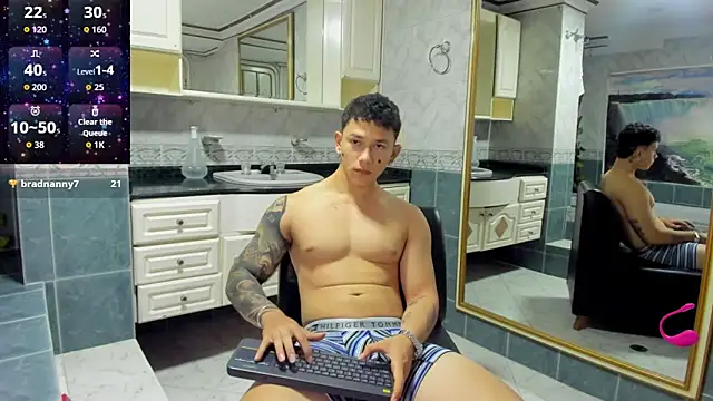 Snapshot of Thomas_moon chatting on 10.03.25 Thomas moon online show from 10.03.25