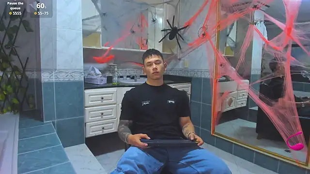 Snapshot of Thomas_moon chatting on 10.10.25 Thomas moon online show from 10.10.25