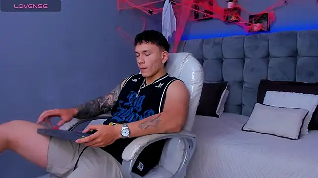 Snapshot of Thomas_moon chatting on 10.13.25 Thomas moon online show from 10.13.25