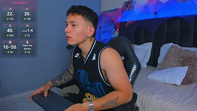 Snapshot of Thomas_moon chatting on 10.21.25 Thomas moon online show from 10.21.25