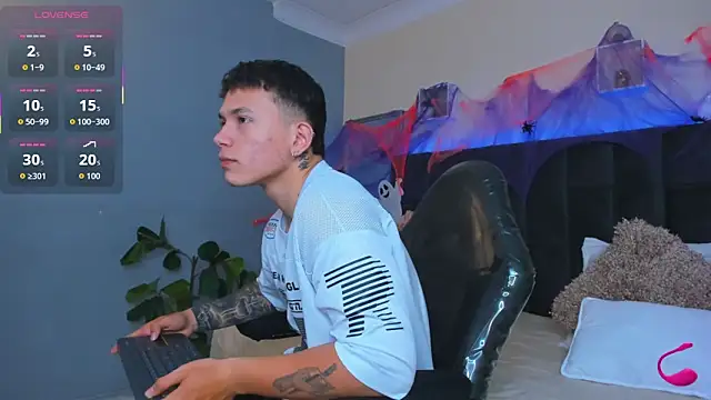 Snapshot of Thomas_moon chatting on 10.23.25 Thomas moon online show from 10.23.25