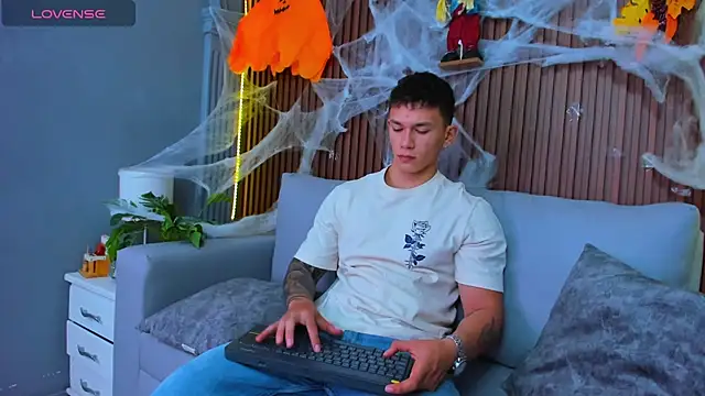 Snapshot of Thomas_moon chatting on 10.29.25 Thomas moon online show from 10.29.25