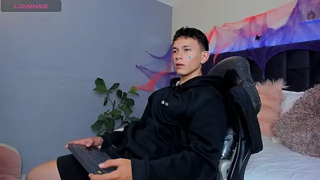 Snapshot of Thomas_moon chatting on 10.30.25 Thomas moon online show from 10.30.25