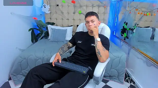 Snapshot of Thomas_moon chatting on 10.31.25 Thomas moon online show from 10.31.25