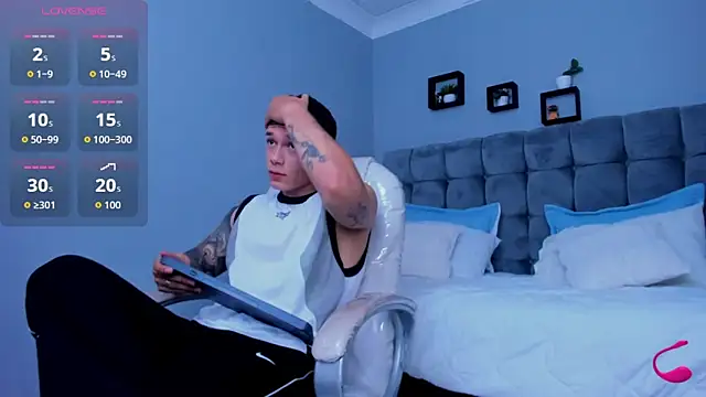 Snapshot of Thomas_moon chatting on 11.21.25 Thomas moon online show from 11.21.25