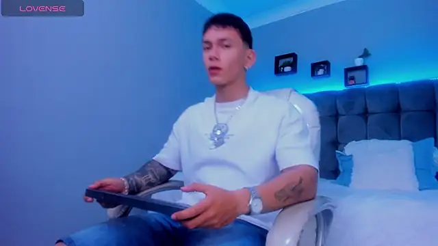 Snapshot of Thomas_moon chatting on 11.30.25 Thomas moon online show from 11.30.25