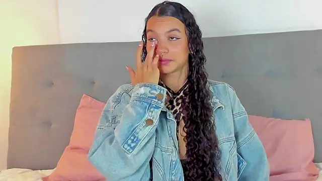 Snapshot of Luna_Claire chatting on 11.12.25 Luna Claire online show from 11.12.25