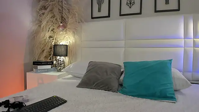 Snapshot of Viollet_xoxo chatting on 12.05.25 Viollet xoxo online show from 12.05.25