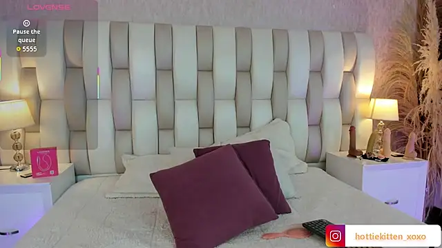 Snapshot of Viollet_xoxo chatting on 02.04.26 Viollet xoxo online show from 02.04.26