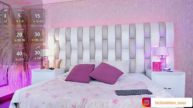 Snapshot of Viollet_xoxo chatting on 02.17.26 Viollet xoxo online show from 02.17.26