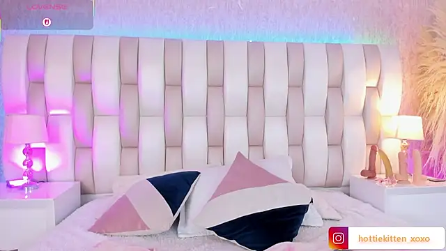 Snapshot of Viollet_xoxo chatting on 02.28.26 Viollet xoxo online show from 02.28.26