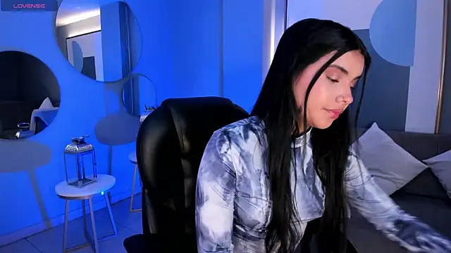 MiaLaurence online show from 11.02.25