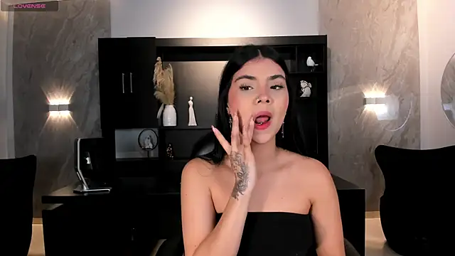MiaLaurence online show from 06.16.26