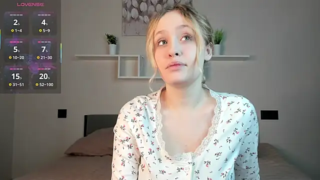 Snapshot of Julliakoill chatting on 10.30.25 Julliakoill online show from 10.30.25