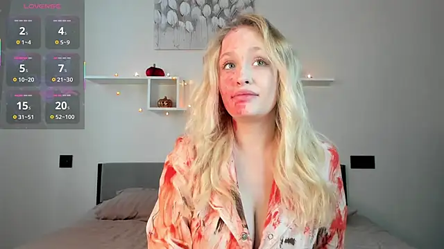 Snapshot of Julliakoill chatting on 10.31.25 Julliakoill online show from 10.31.25