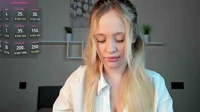 Snapshot of Julliakoill chatting on 11.07.25 Julliakoill online show from 11.07.25