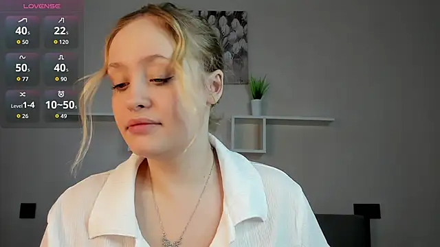 Snapshot of Julliakoill chatting on 11.20.25 Julliakoill online show from 11.20.25