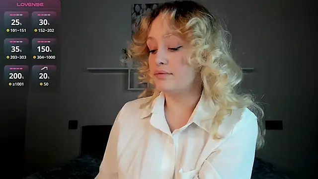 Snapshot of Julliakoill chatting on 11.25.25 Julliakoill online show from 11.25.25