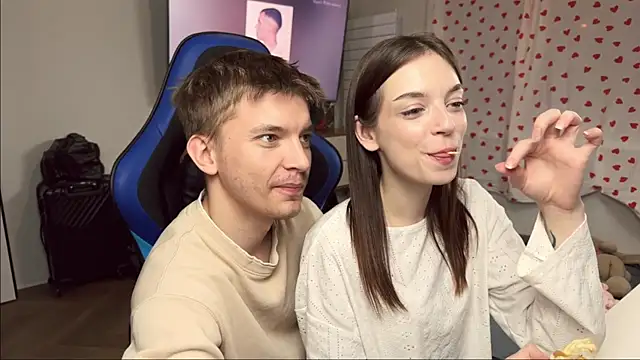 Snapshot of AsyaSky chatting on 11.17.25 AsyaSky online show from 11.17.25