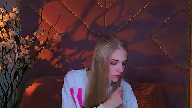 4example Chloe online show from 10.10.25