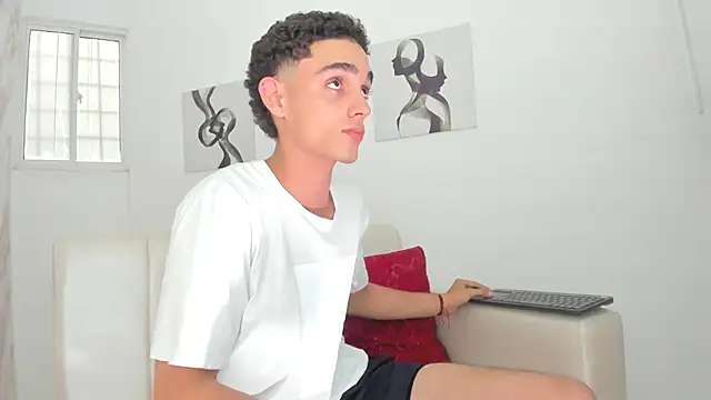 Snapshot of nathan_shimmer chatting on 10.01.25 nathan shimmer online show from 10.01.25