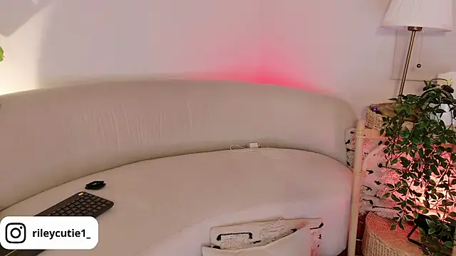 Cutie Riley online show from 05.19.26