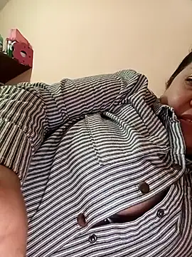 Snapshot of Caroomoom27 chatting on 11.26.25 Caroomoom27 online show from 11.26.25