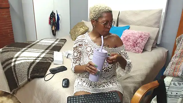 Snapshot of Kay-Tee chatting on 10.09.25 Kay-Tee online show from 10.09.25