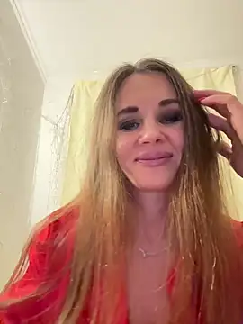 Snapshot of LucieMack chatting on 12.19.25 LucieMack online show from 12.19.25