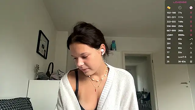 Snapshot of MaydaCornwall chatting on 10.11.25 MaydaCornwall online show from 10.11.25